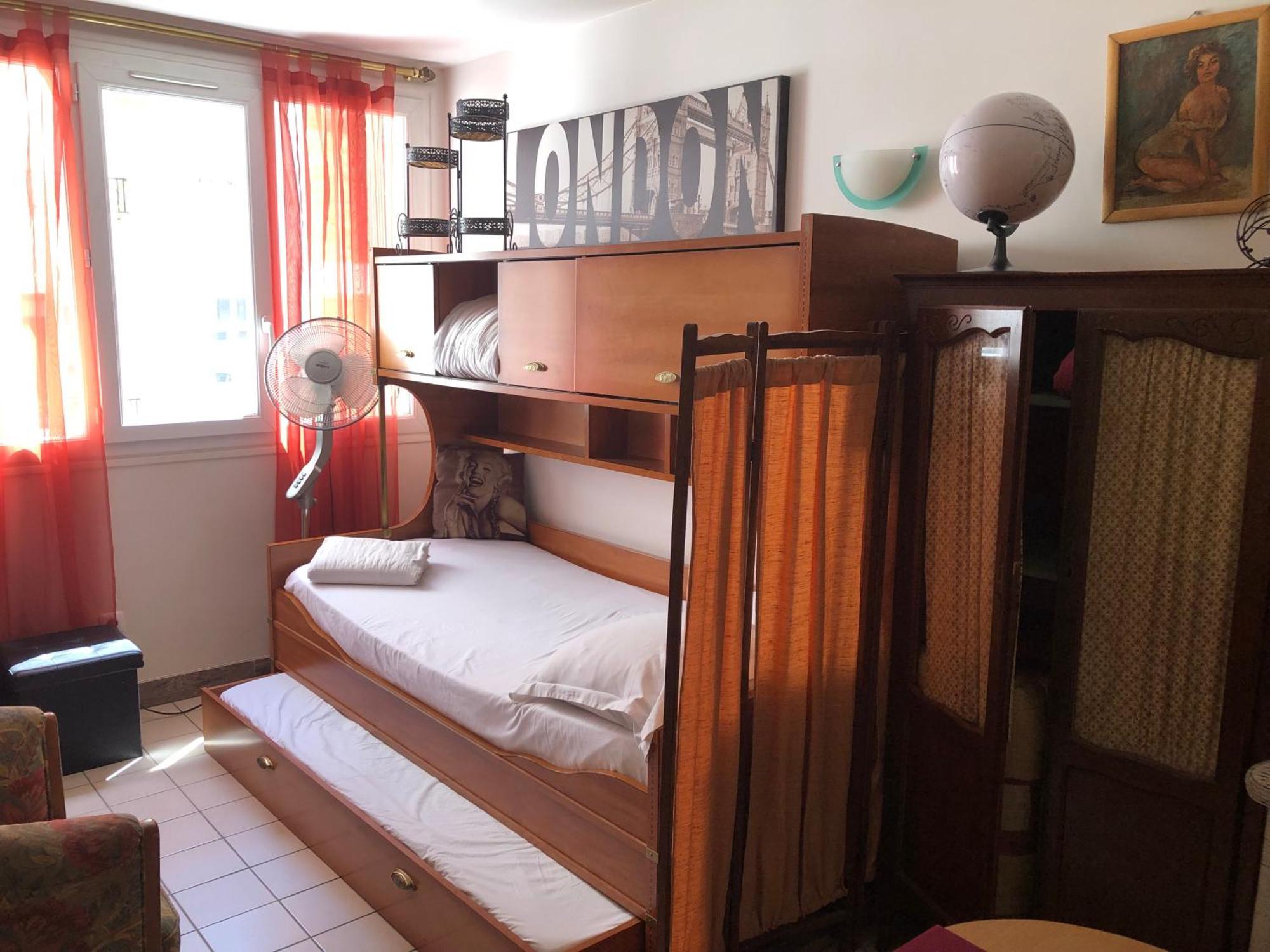 Studio Pigalle De 25 M2 - 2 Lits Simples Type Gigogne Pour 2 Personnes - Coeur Touristique De Paris - 2 Minutes De La Station Metro Pigalle ,Petit Train Vers La Butte Montmartre-Cabarets Moulin Rouge,Chez Michou-Restaurants Bouillon Pigalle,Berliner Exteriér fotografie