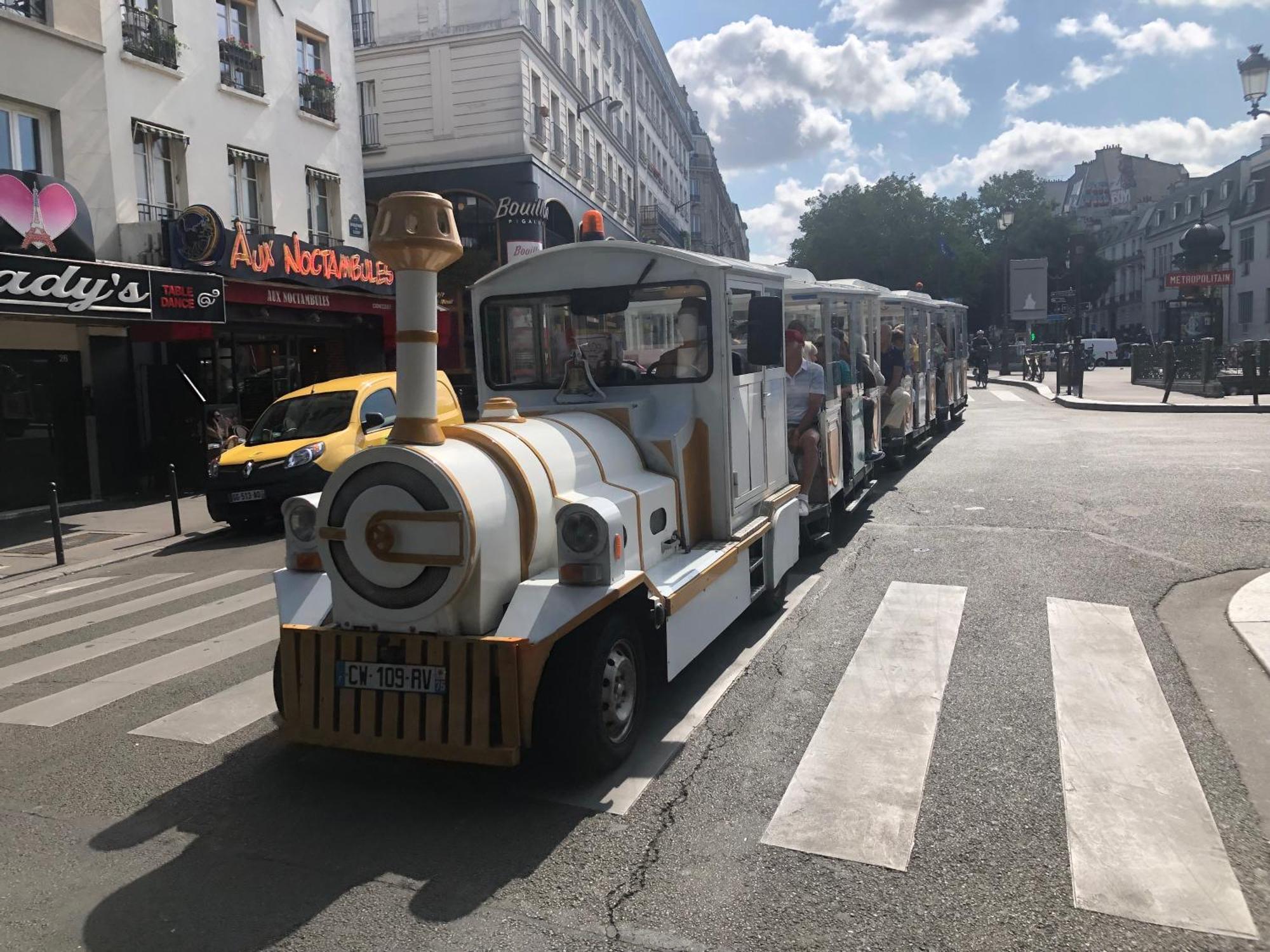 Studio Pigalle De 25 M2 - 2 Lits Simples Type Gigogne Pour 2 Personnes - Coeur Touristique De Paris - 2 Minutes De La Station Metro Pigalle ,Petit Train Vers La Butte Montmartre-Cabarets Moulin Rouge,Chez Michou-Restaurants Bouillon Pigalle,Berliner Exteriér fotografie