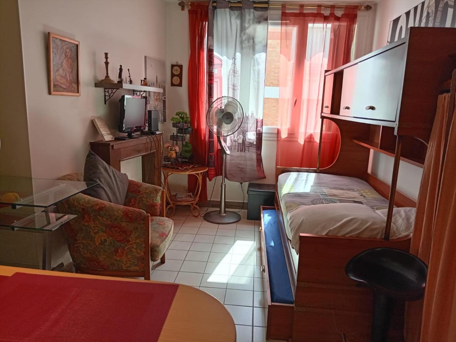 Studio Pigalle De 25 M2 - 2 Lits Simples Type Gigogne Pour 2 Personnes - Coeur Touristique De Paris - 2 Minutes De La Station Metro Pigalle ,Petit Train Vers La Butte Montmartre-Cabarets Moulin Rouge,Chez Michou-Restaurants Bouillon Pigalle,Berliner Exteriér fotografie